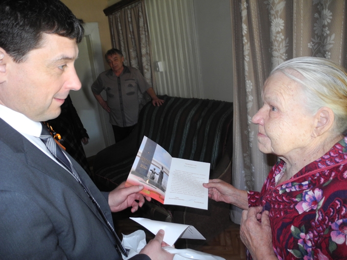 Глава Темниковского муниципального района С. Н. Кизим поздравляет 92-летнюю вдову участника ВОВ Нину Федоровну Симайкину